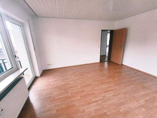 Wohnzimmer mit Zugang zum Balkon Bild 3