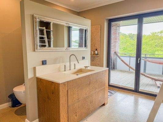 Duschbad mit Balkonzugang