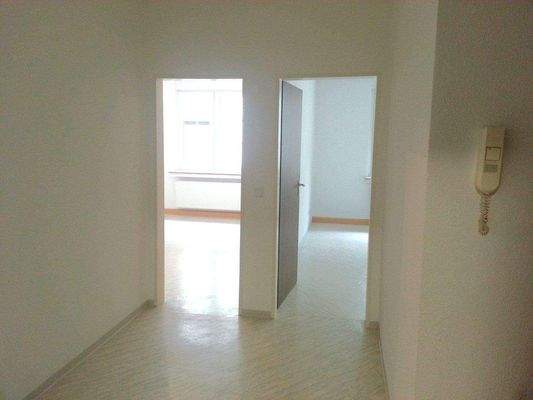 Diele mit Zugängen zu allen Räumlichkeiten