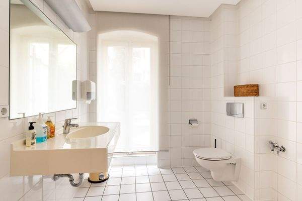 Tagesbelichtetes Duschbad