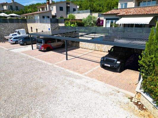 4x Carport mit Solaranlage und E-Auto Ladestationen