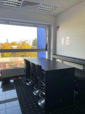 Gemeinschaftsküche mit Sitzgruppe.jpg