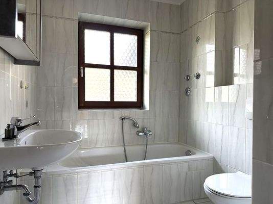  Bad EG mit Wanne und Dusche