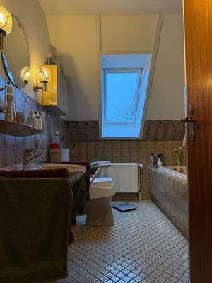 Badezimmer mit Dusche und Badewanne