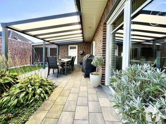 Garten mit überdachter Terrasse 