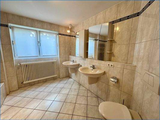 Badezimmer mit Wanne, Dusche, WC, 2.OG