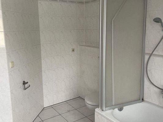 Tageslichtbad mit Wanne