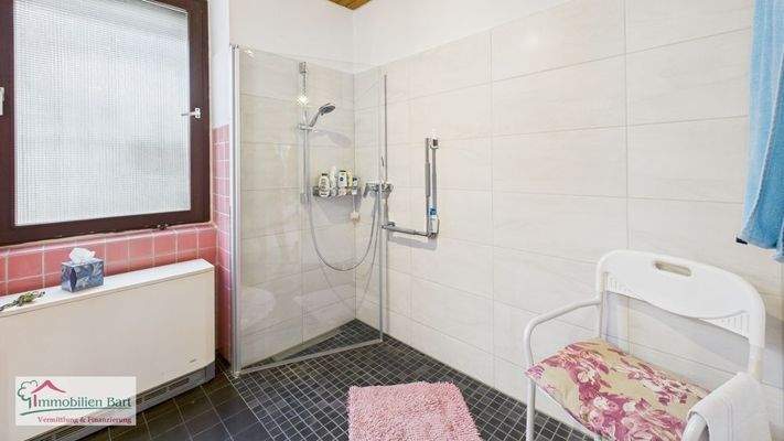 EG - Bad mit ebenerdiger Dusche