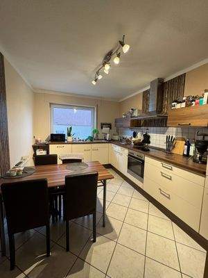 Helle Küche mit Esstisch