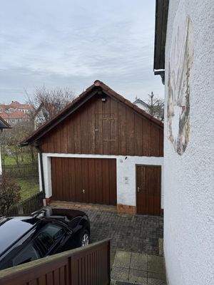 Blick von der Haustür zur Garage Richtung Osten