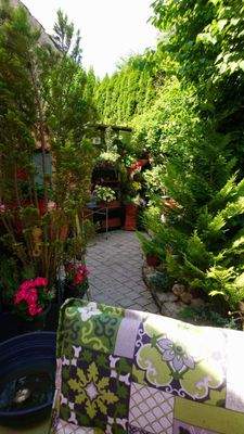 Schnuckeliger Garten direkt an der Burgmauer