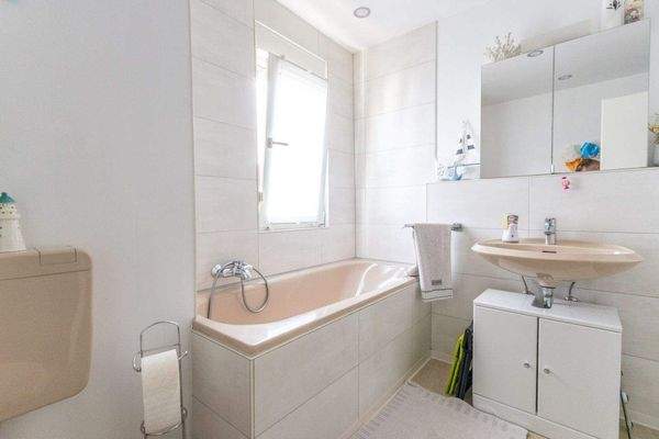 Tageslichtbad mit Badewanne und Dusche