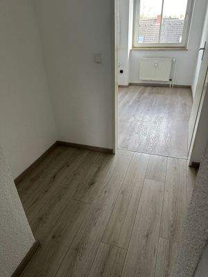 Leerer Flur mit Fenster