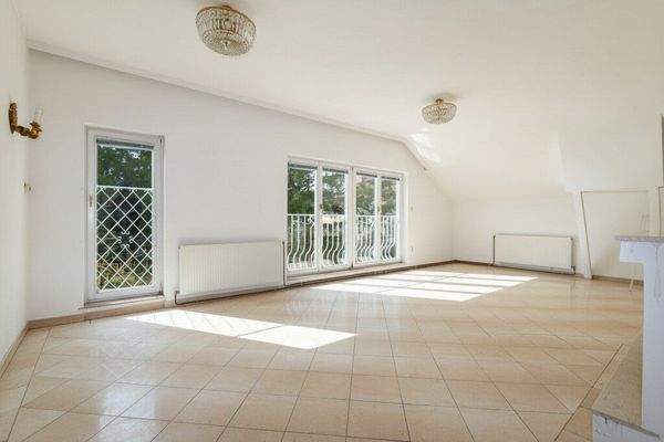 großes Zimmer mit Kamin im Dachgeschoss