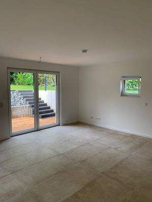 Wohnzimmer mit offener Küche