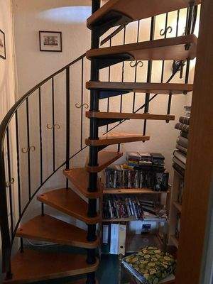 Treppe ins Erdgeschoss (Büro)