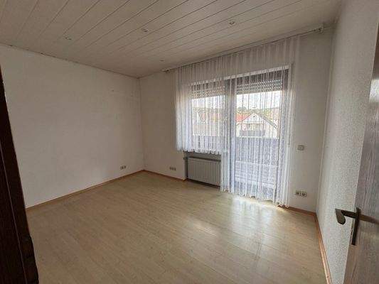 Kinderzimmer mit Ausgang auf den Balkon (Obergeschoss)