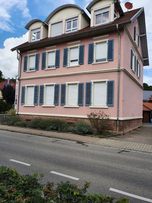 3-Zimmer-Erdgeschoss-Wohnung mit Wintergarten/Balkon und Carport