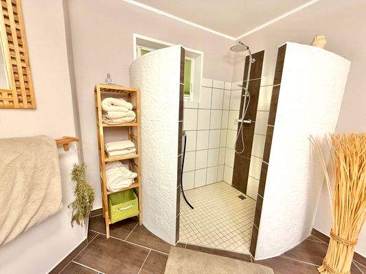 großzügige Dusche im Saunabereich