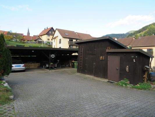 Carport und Holzschuppen