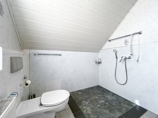 Bad im Dachgeschoss