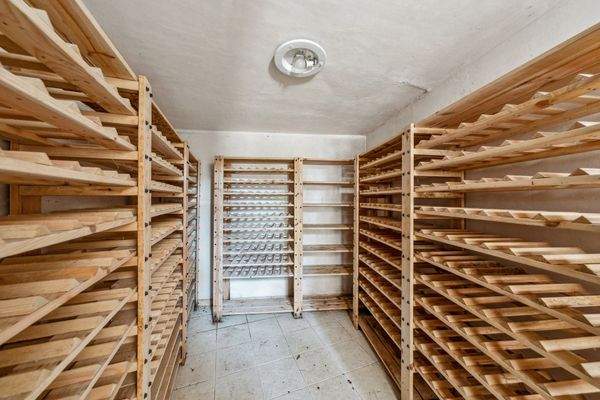 Weinkeller in der unteren Ebene der Garage