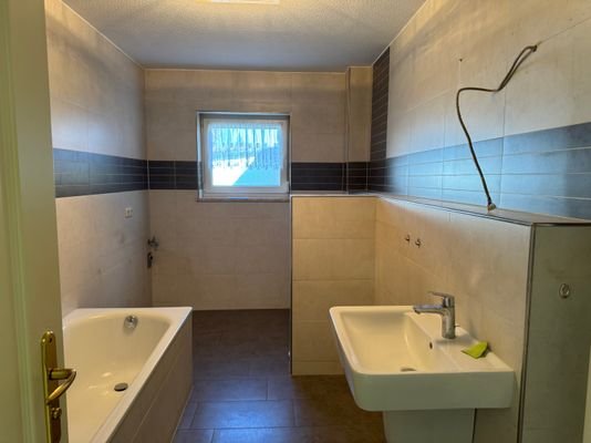 HAUPTWOHNUNG BAD MIT DUSCHE UND WANNE