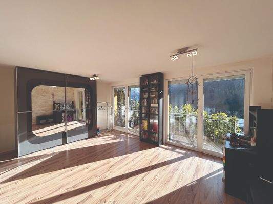 Schlafzimmer im UG mit Ausgang zur Terrasse