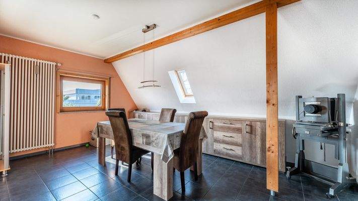 Offener Wohn- und Essbereich im Obergeschoss