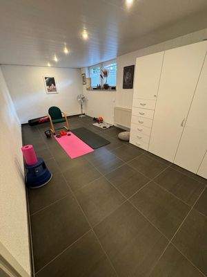 Hobbyraum mit Fenster_Kellergeschoß.jpg