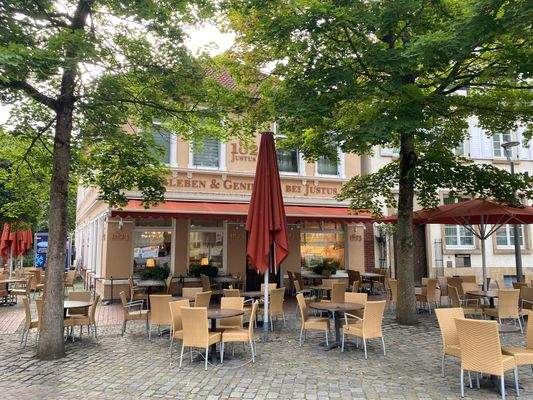 Eingang Café mit Außensitzplätzen