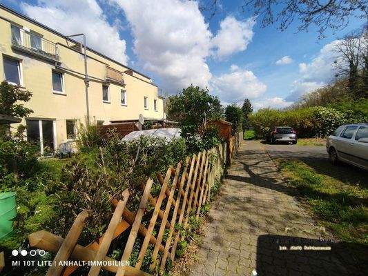 Gebäudebereich C mit Parkplatz