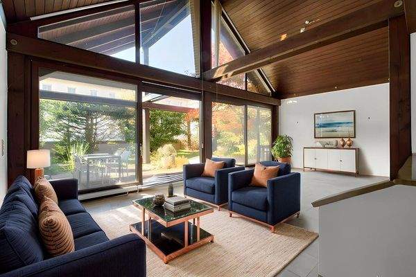 Wohnzimmer mit 5 Meter Raumhöhe