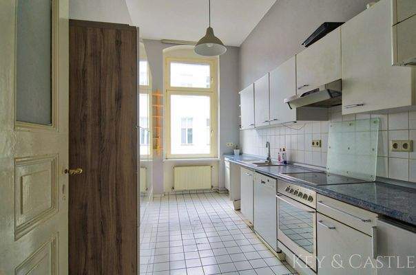 Freundliche Küche mit großem Fenster und angenehmer Belichtung