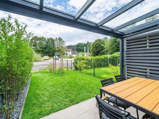 Westterrasse mit hochwertiger Glas-/Metall-Überdac