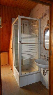 Dusche + WC und Waschbecken im Flurbereich im Dachgeschoss
