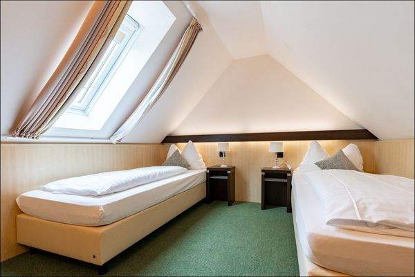 1. Obergeschoss - Hotelzimmer mit 2. Etage mit zwei Einzelbetten