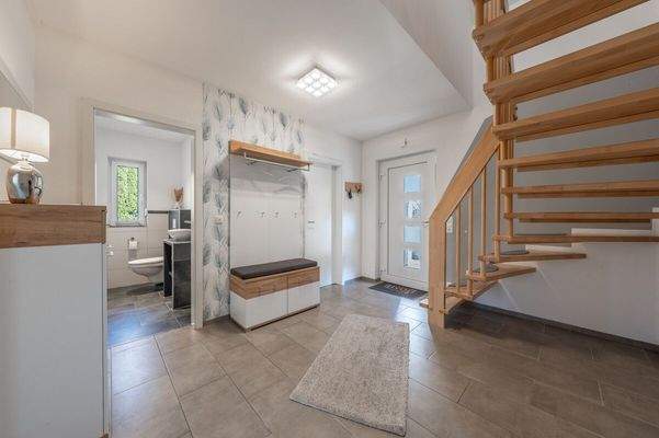 durch den zentral gelegenen Flur