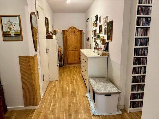 Einladender Flurbereich mit Parkettboden.jpg