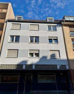 Mehrfamilienhaus mit Fassade