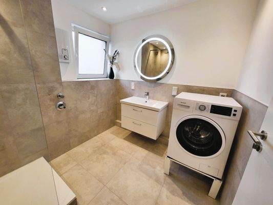 Duschbad EG mit Waschmaschinenplatz.jpg