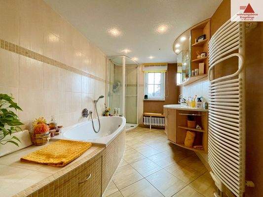 Tageslichtbad mit Dusche und Badewanne OG