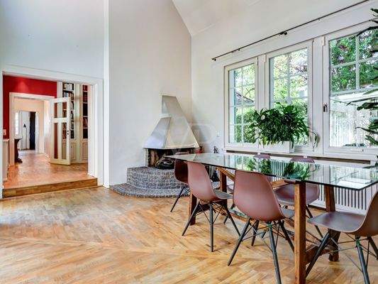 Essbereich mit Blick auf den Kamin