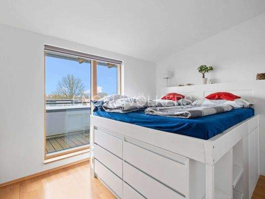 Zimmer mit bodentiefem Fenster