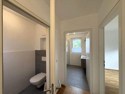 Wohnungseingang / WC / Bad / SZ 2 von 2