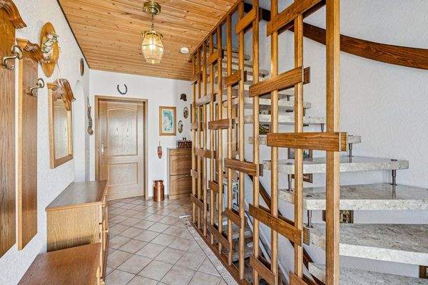 Eingangsbereich mit Treppenaufgang