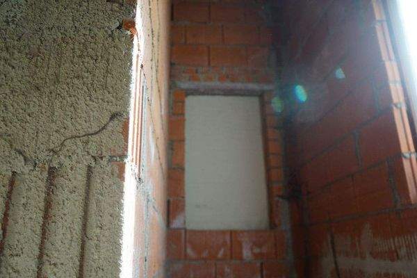 Treppenabgang - Ziegelmauer