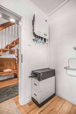 Speicherbatterie der PV-Anlage im Hauswirtschaftsraum