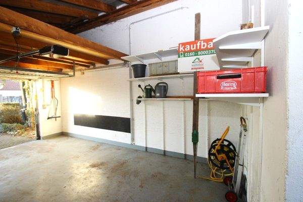 … Garage mit viel Lagerplatz