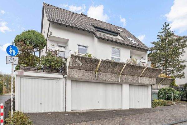 Hausansicht mit Garage